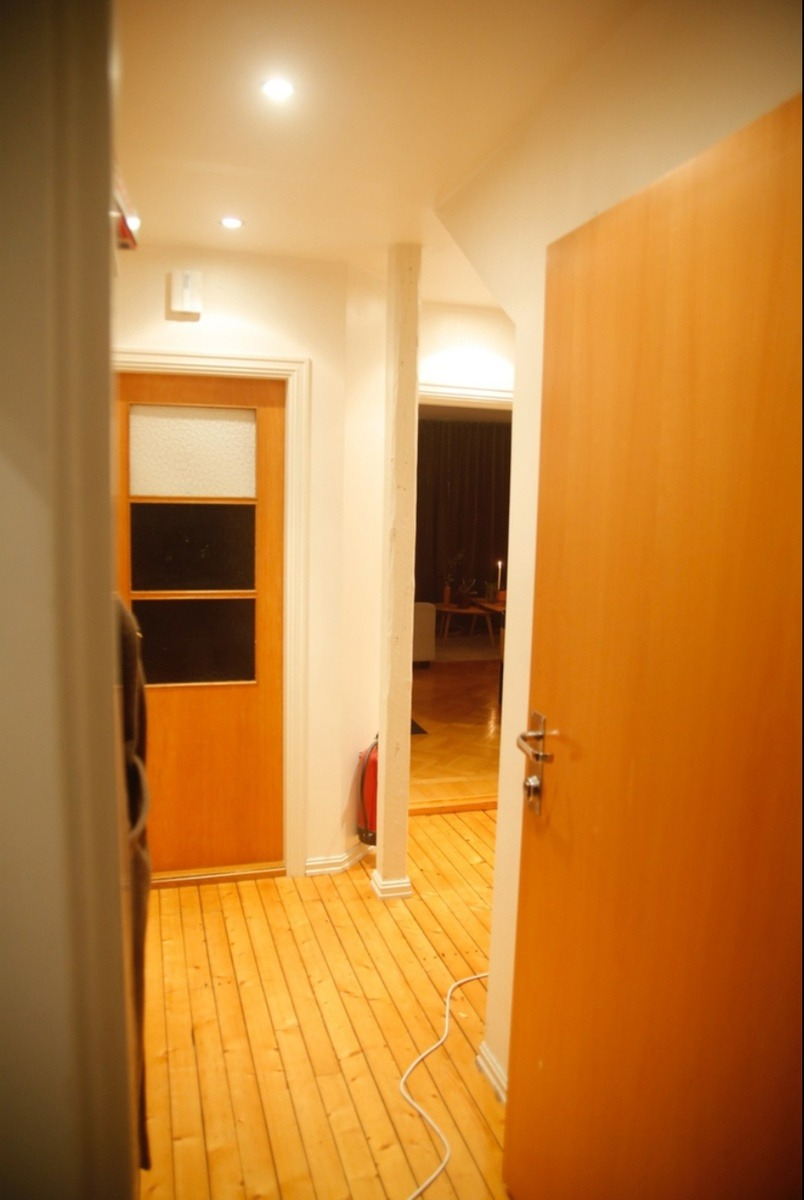 Mellomgangen, døren til venstre er døren til soverommet